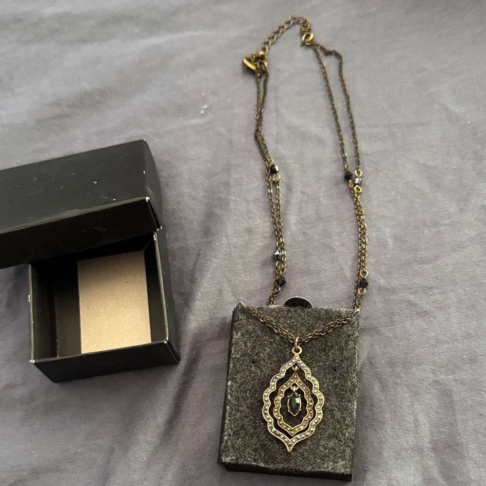 Elegant Gold and Black Pendant Necklace